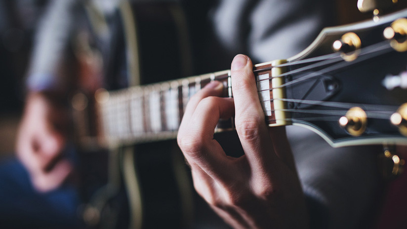 VIDEO: La Guardia Civil española busca a un hombre que tocaba la guitarra mientras manejaba