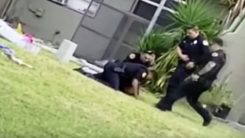 Como un balÃ³n de fÃºtbol: Un policÃ­a patea la cabeza de un detenido esposado en el suelo (VIDEO)