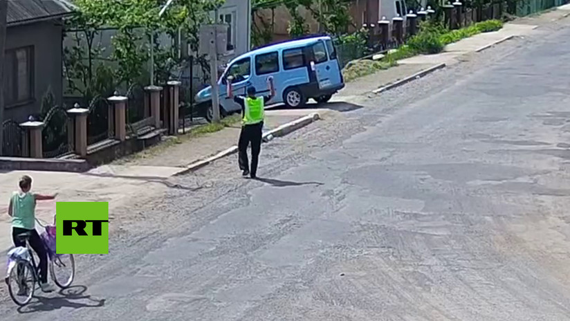 ¿El nuevo Tesla? Un auto marcha solo y 'aparca' en el patio de una casa (VIDEO)