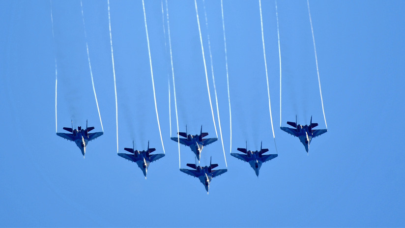 Equipos acrobáticos rusos realizan impresionantes maniobras aéreas