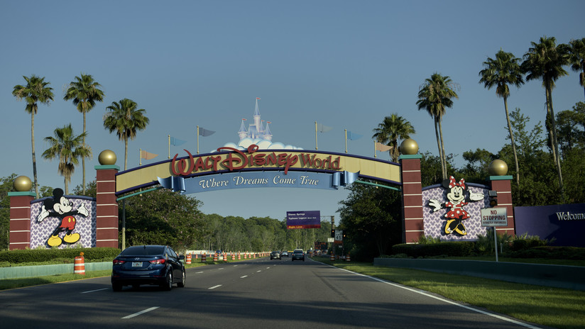 VIDEO: Dragón se incendia en pleno desfile en Disney World pero público cree que es parte del 'show'