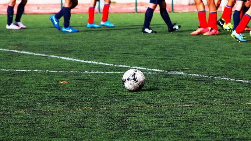 VIDEO: Futbolista golpea a un rival en la cabeza y provoca un conato de bronca