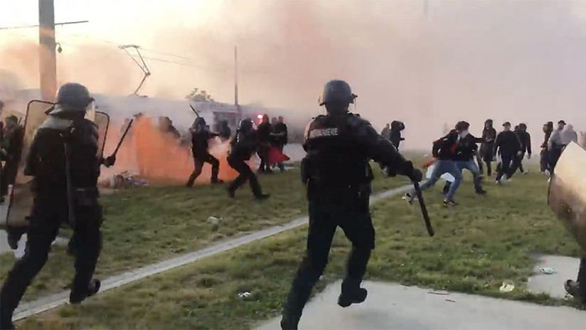 VIDEOS: Hinchas del Atlético de Madrid exhiben una bandera 'racista' y causan disturbios en Francia