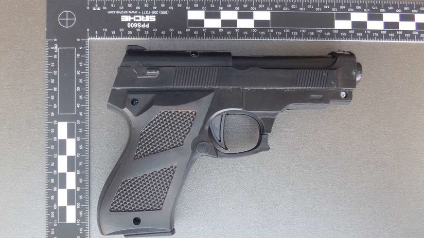 Una abuela asusta a los pasajeros de un tren con una pistola de juguete