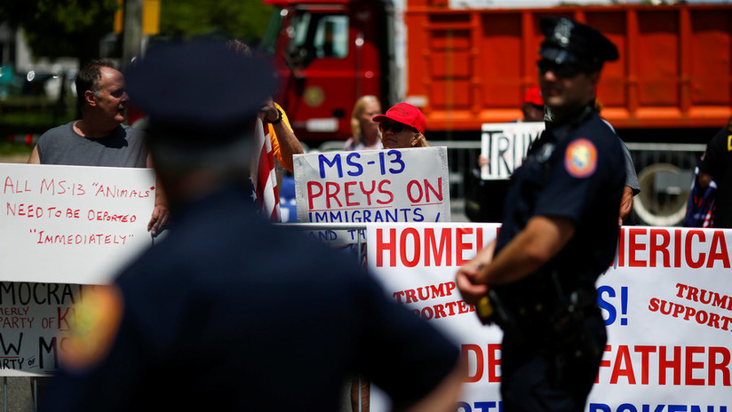 Trump se reúne con familias de víctimas de los "animales" de la pandilla MS-13