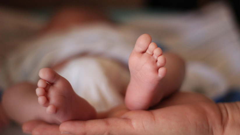 Una mujer vende a su hija de 19 meses para gastar el dinero en cosméticos