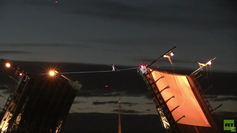 VIDEO: Equilibrista ruso impresiona a la multitud al cruzar un río sobre un puente levadizo abierto