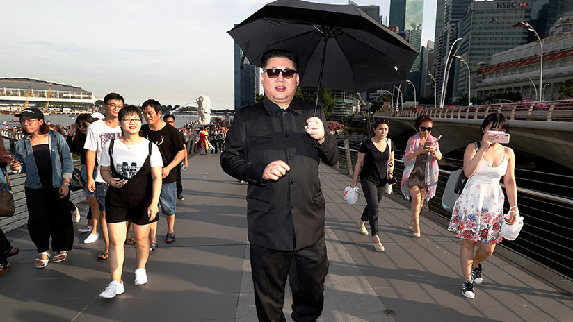 'Kim Jong-un' posa para selfis en Singapur a dos semanas de la cumbre con Trump