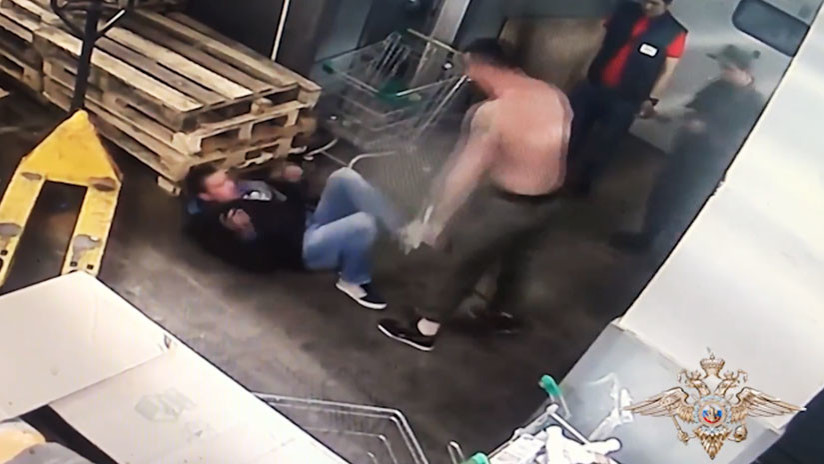 VIDEO: Empleados de un supermercado propinan una brutal paliza (con carro incluido) a un cliente