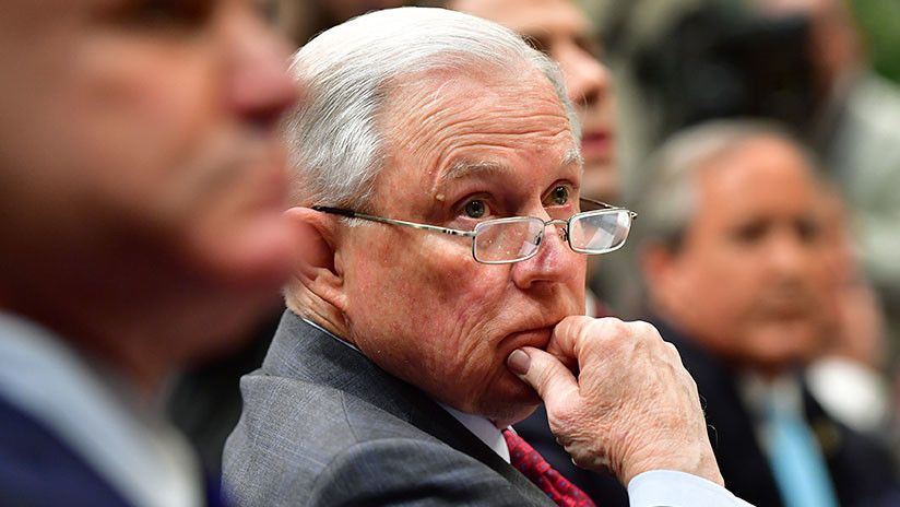 NYT: Trump pidió a Sessions mantenerse al control de la investigación sobre Rusia tras su recusación
