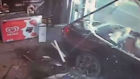 VIDEO: Un millonario con dos mujeres en bikini estrella su Rolls Royce contra una tienda en Mallorca
