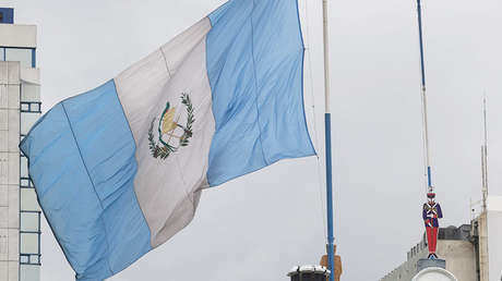FOTO: La bandera de Guatemala ya ondea en su nueva embajada en Jerusalén