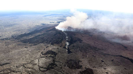 Columna de cenizas se eleva sobre el volcán Kilauea en Hawái, el 3 de mayo de 2018.