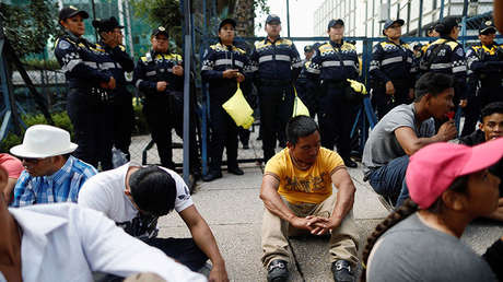 Inmigrantes de América Central rodeados por la Policía durante una manifestación cerca de la embajada de EE.UU. en México, el 12 de abril de 2018.