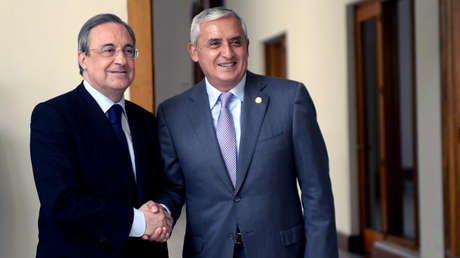 El expresidente de Guatemala Otto Pérez (D) y el presidente del Real Madrid, Florentino Pérez. Guatemala, 5 de junio de 2014.