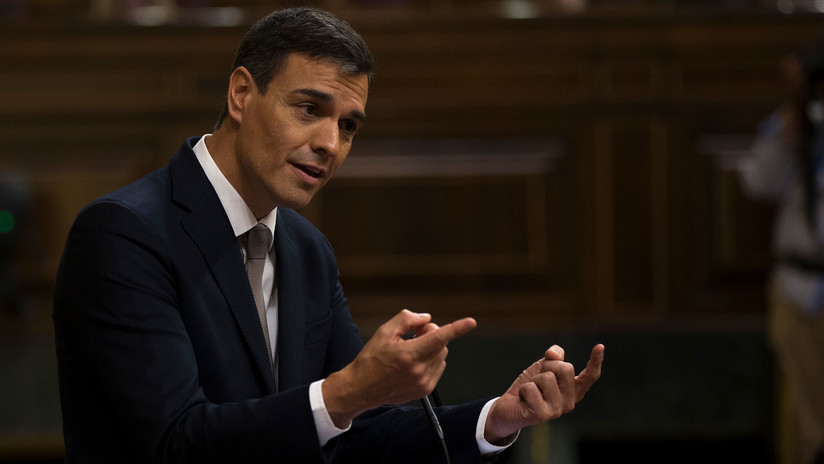 Sin Biblia ni crucifijo: Pedro Sánchez jura su cargo de presidente del Gobierno