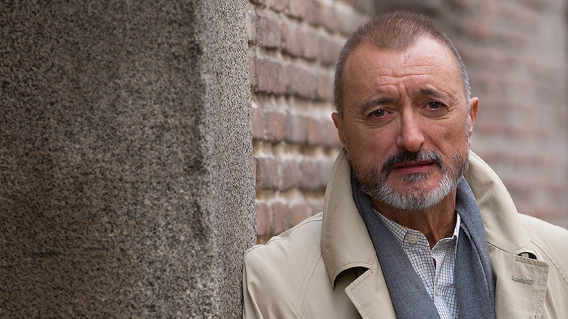 Aplauso en las redes a Pérez Reverte por su defensa del uso del signo de apertura de interrogación