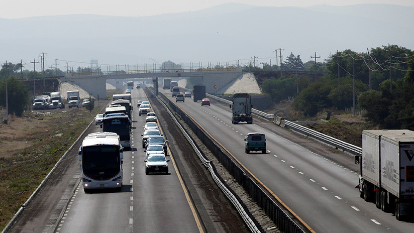 VIDEO: Un auto choca contra un "escritorio salvaje" que aparece de la nada en media autopista
