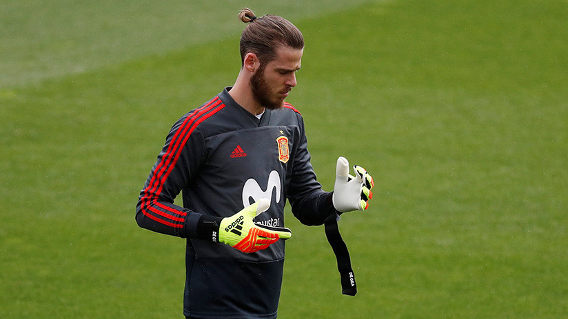 España: El portero De Gea no aplaude al presidente Sánchez durante su visita a la selección (VIDEO)