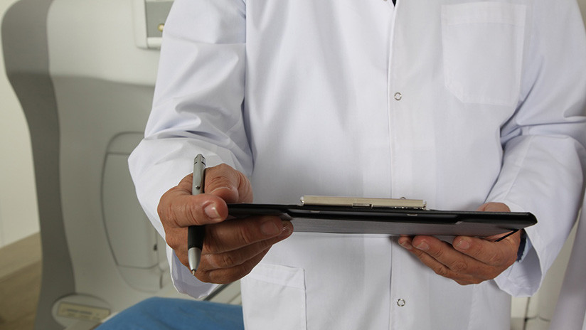 FOTO: Un médico le diagnostica un cáncer a una mujer al verla por televisión y le salva la vida