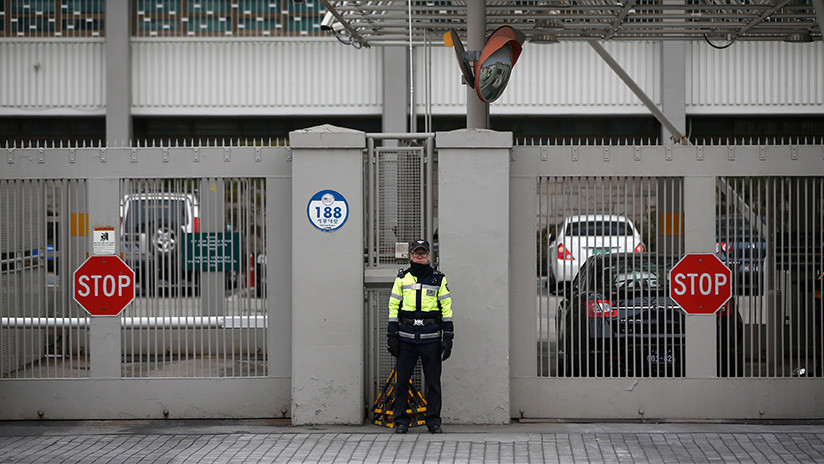 FOTO: Un coche se estrella contra las puertas de la Embajada de EE.UU. en Seúl