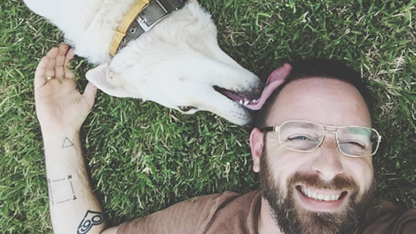 Vende 'selfi' con un perro a un stock de imÃ¡genes y aparece en un artÃ­culo sobre zoofilia (FOTO)