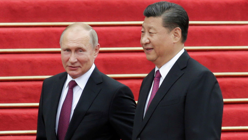 ¿Adiós al dólar? China y Rusia acuerdan aumentar el comercio y la inversión en monedas nacionales