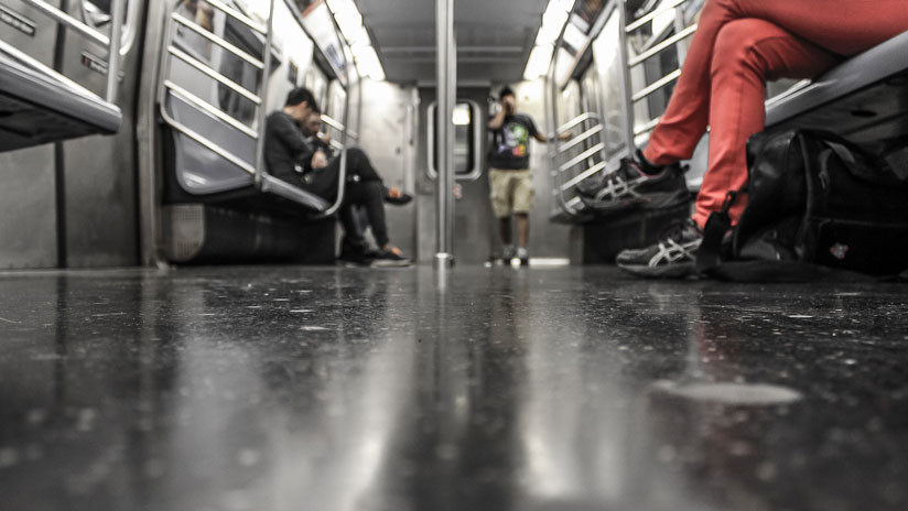 Video: Un anciano abofetea a una mujer por no cederle su asiento en el metro 
