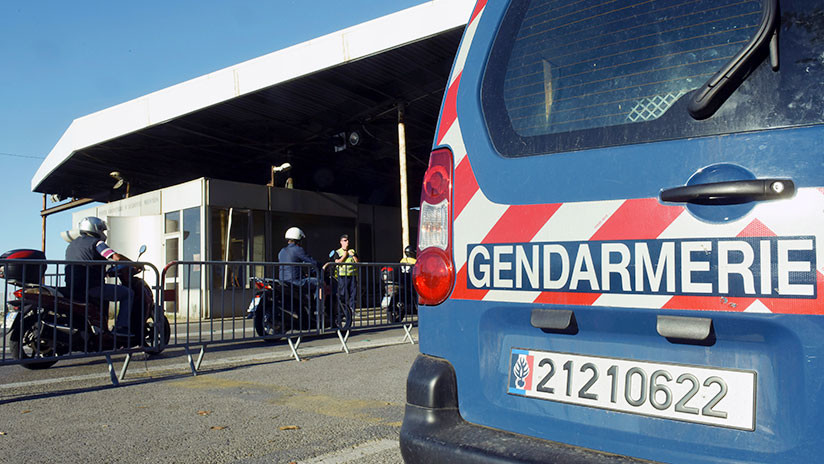 Oxfam: Policía francesa corta la suela de los zapatos y roba las tarjetas SIM a niños migrantes
