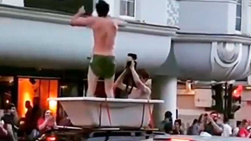 VIDEO: Dos hinchas pasean por el centro de Moscú en una bañera montada en un auto