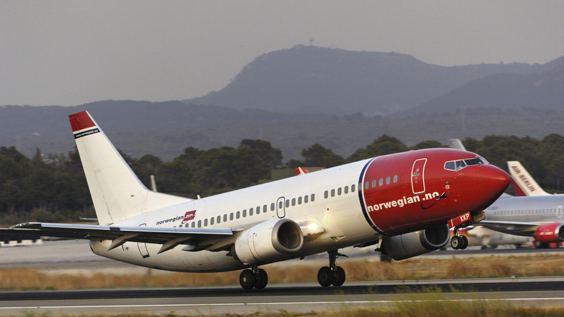 VIDEO: Un neumático de un avión con 152 personas a bordo explota durante aterrizaje de emergencia