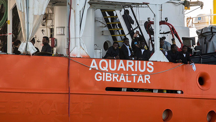 Desalojan a estudiantes españoles para dar campo a migrantes del barco Aquarius