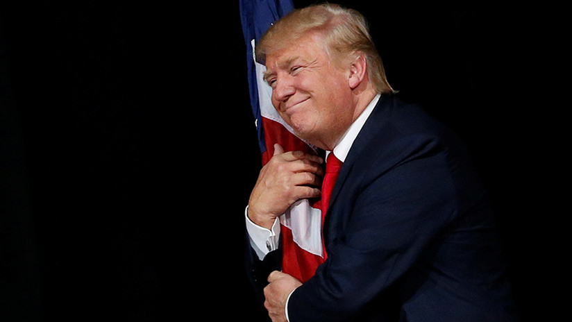 ¿Agresión o afecto?: La extraña manera de Trump de abrazar la bandera causa polémica en la Red