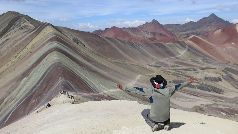 Perú: La excéntrica montaña de los siete colores es concesionada a una minera