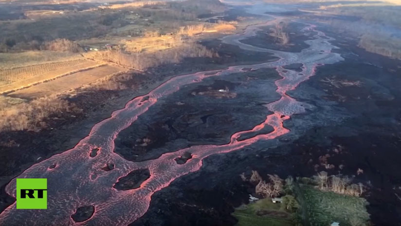VIDEO: Imágenes aéreas del Kilauea expulsando violentos chorros de lava desde 50 metros de altura