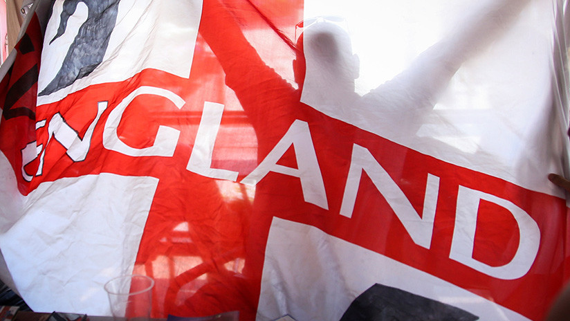 Sancionan a los hinchas ingleses que hicieron saludos nazis en un 'pub' de Volgogrado