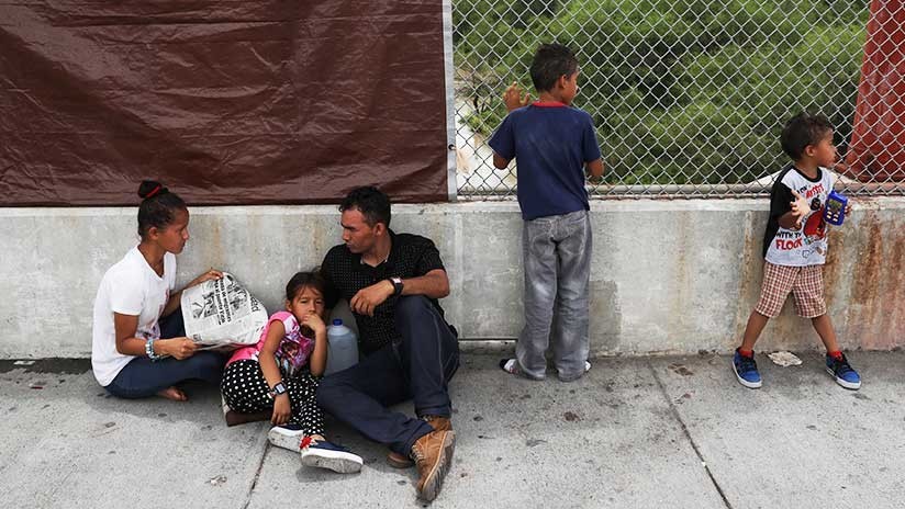 Un juez federal ordena poner fin a las separaciones de familias migrantes