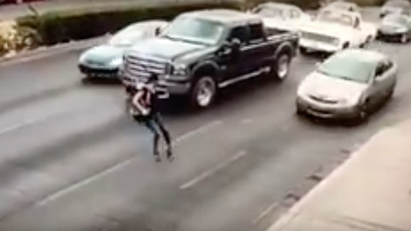 VIDEO: Chica con tacones resbala y es arrollada mientras cruza indebidamente una calle en México