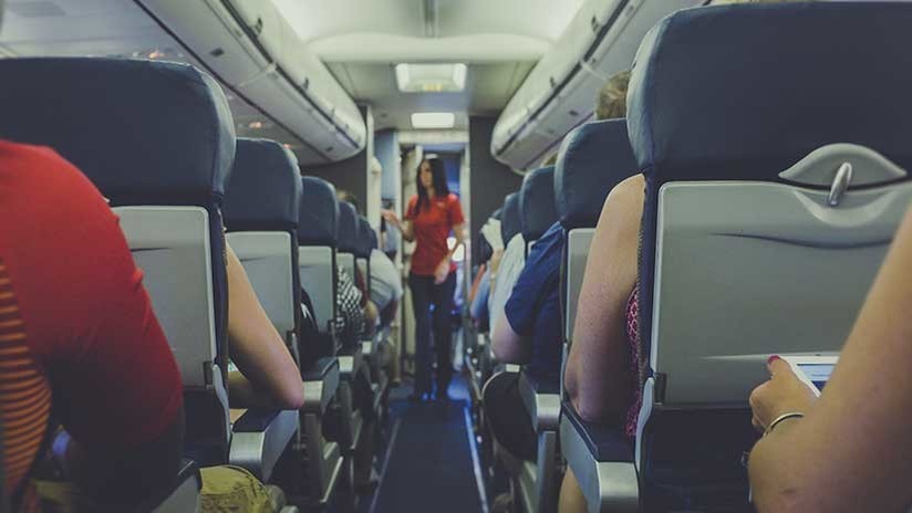 FUERTES IMÁGENES: Un pasajero conflictivo es derribado por guardias en un avión (VIDEO)
