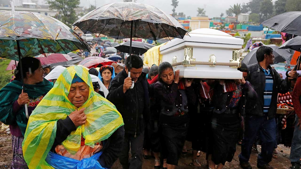 Entre llantos y lluvia: Dan el último adiós a la ...