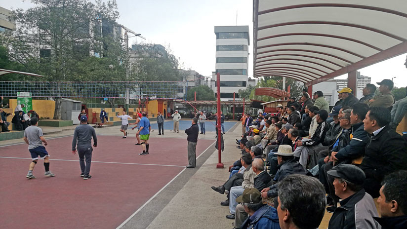 Tres jugadores y un balón de fútbol Así es el Ecuavóley