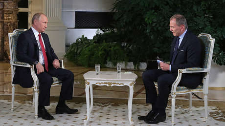 El presidente ruso, Vladímir Putin, durante una entrevista con el periodista del canal austríaco ORF, Armin Wolf, en el Kremlin, 1 de junio de 2018.