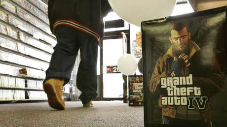 Un cliente sale de una tienda en Chicago el martes 29 de abril de 2008, después de comprar una copia de “Grand Theft Auto IV”.