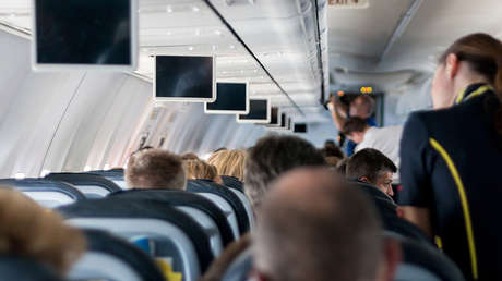 "Vuelo infernal": Desvían un avión porque una mujer amenaza con matar a todos los pasajeros