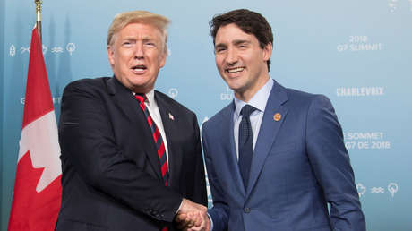 Justin Trudeau y Donald Trump se dan la mano durante la Cumbre del G7. Quebec, Canadá, 8 de junio de 2018.