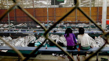 Dos chicas en el centro de detención en la ciudad de Nogalez, estado de Arizona (EE.UU.), el 18 de junio de 2014. 