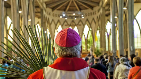 "El bebé lloraba mucho": La Iglesia justifica a un cura que abofeteó a un bebé durante un bautismo