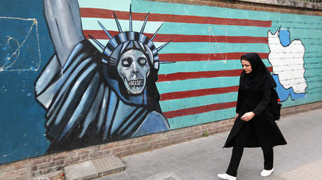 Una mujer frente a un mural en la pared de la antigua Embajada de Estados Unidos en Teherán, 8 de mayo de 2018. 