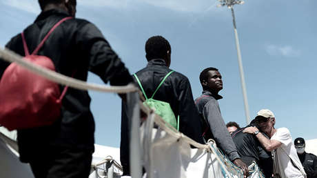 Inmigrantes desembarcan del barco Aquarius después de su llegada al puerto de Valencia, España, el 17 de junio de 2018.