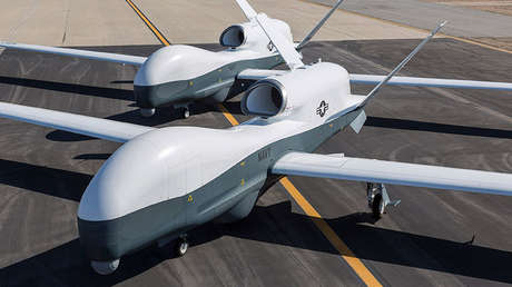 Dos vehículos aéreos no tripulados Northot Grumman MQ-4C Triton en Palmdale. 22 de mayo de 2013.